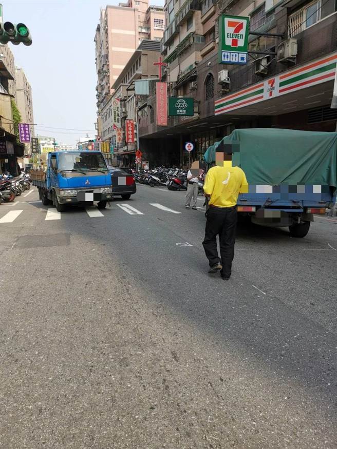 張男疑似未禮讓直行車，左轉後遭朱姓男子駕駛的小貨車從後方撞上，右側副駕駛座凹陷變形，張男的汽車又波及到對向的小貨車及計程車。（翻攝）