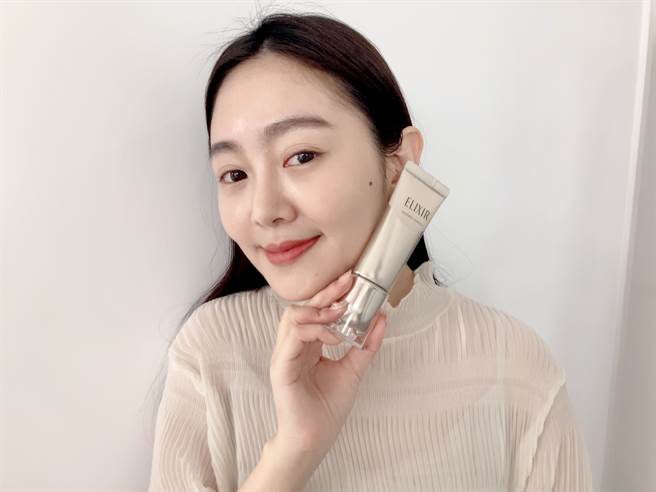 ELIXIR怡丽丝尔推出保养新品「奢润进化滚珠塑顏精华」。（邱映慈摄）