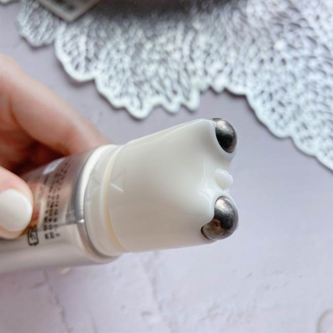 「奢润进化滚珠塑顏精华」，独家开发按摩滚轮，涂抹精华的同时可按摩脸部。（邱映慈摄）