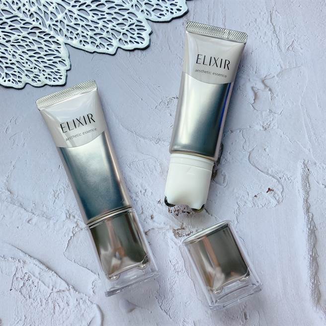 独家按摩滚轮可以刺激脸部穴道及顏面表情肌，提升肌肤澎弹力。（邱映慈摄）