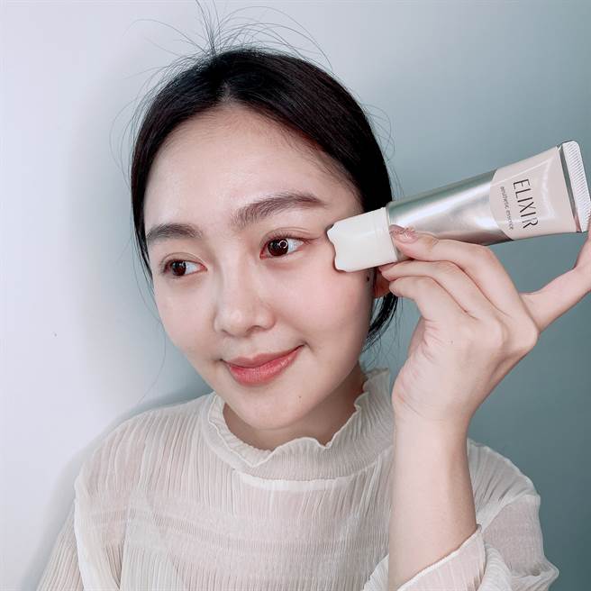 使用滚轮时，依轮廓线、法令纹至太阳穴、眼下的顺序按摩脸部，让脸部轮廓更紧实。（邱映慈摄）