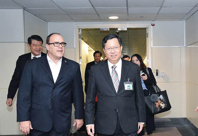 桃园市长郑文灿（右）曾大力促成桃园─加州安大略的直航新航线，巩固桃园国际机场交通枢纽地位。（秘书处提供／蔡依珍桃园传真）