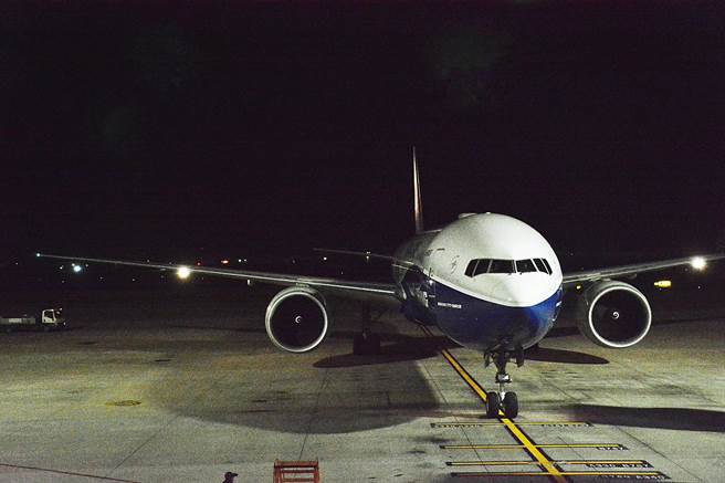 桃园市长郑文灿（右）曾大力促成桃园─加州安大略的直航新航线，巩固桃园国际机场交通枢纽地位。（秘书处提供／蔡依珍桃园传真）