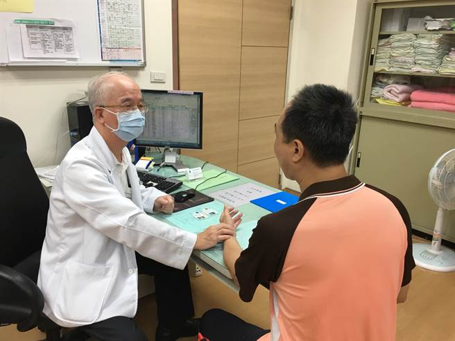 部立苗栗医院中医科医师杨哲彦在中医科门诊，细心望闻问切，服务患者。（苗栗医院提供／何冠娴苗栗传真）