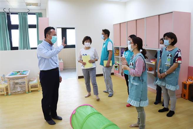 嘉义县长翁章梁（左一）30日到大林社区公共托育家园视察，了解目前筹办进度。（嘉义县政府提供／张亦惠嘉县传真）