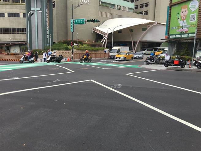 彰化县警局交通队在彰化基督教医院总院旁的旭光路、博爱街口，增设行人专用时相，搭配画设对角线行人穿越道标线，让人流车流分流，提高路口通行效率，避免人车争道，减少塞车与擦撞事故。（彰化县警局交通队提供／谢琼云彰化传真）