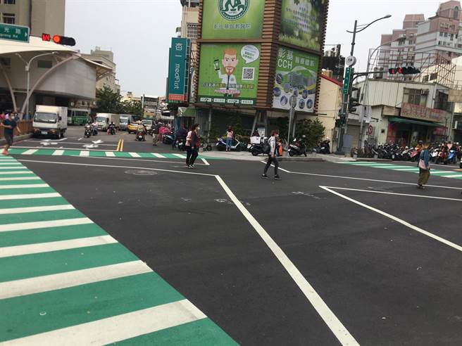 彰化县警局交通队在彰化基督教医院总院旁的旭光路、博爱街口，增设行人专用时相，搭配画设对角线行人穿越道标线，让人流车流分流，提高路口通行效率，避免人车争道，减少塞车与擦撞事故。（彰化县警局交通队提供／谢琼云彰化传真）