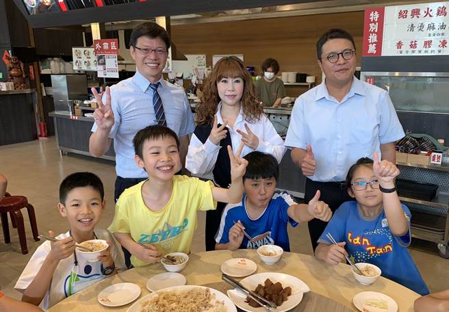 喷水鸡肉饭小雅店负责人董孟婷在儿童节前夕，招待百名兰潭国小学生享用鸡肉饭圆桌餐，今30日中午学童们大口吃着鸡肉饭，直呼又香又好吃！（吕妍庭摄）