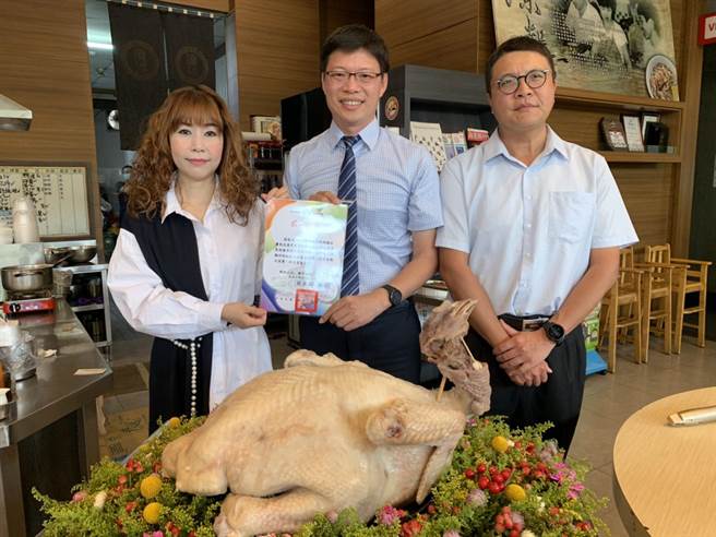 喷水鸡肉饭小雅店负责人董孟婷招待百名兰潭国小学生享用鸡肉饭圆桌餐，校长邱荣辉以感谢状传达师生的感恩之意。（吕妍庭摄）