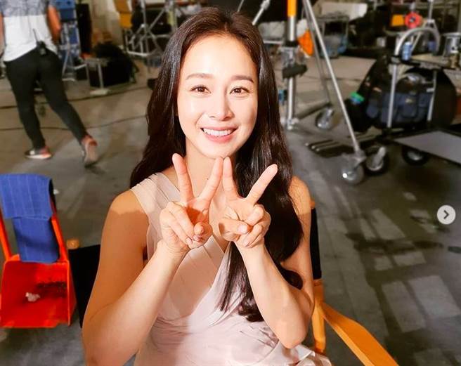 金泰希被封韩国第一美女，和Rain婚后育有2女。（图／翻摄自IG）