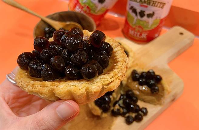 搭配新鮮現煮的Q彈黑糖珍珠，光是一入口就能吃到濃甜焦香，與酥香塔皮交織出豐富口感。（圖／楊婕安攝）