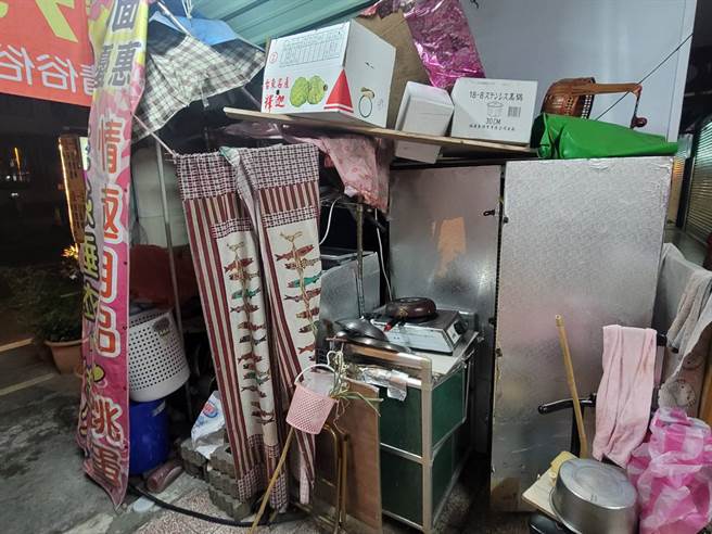 厨房烹调区设置在店外骑楼。(照片/游定刚 拍摄)