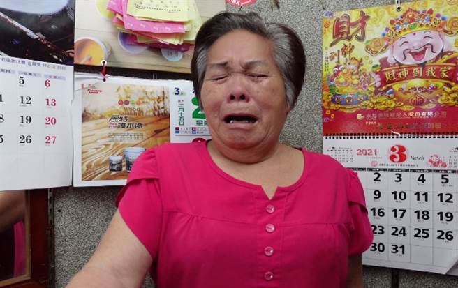 林阿嬷谈及癌逝的儿子崩溃痛哭。(照片/游定刚 拍摄)