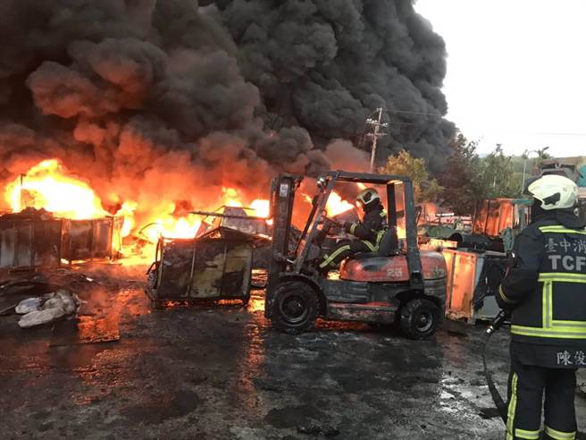 后里区一间回收废橡胶工厂1个月来起火5次，都发局31日将进行强制拆除。（台中市消防局提供／陈淑娥台中传真）