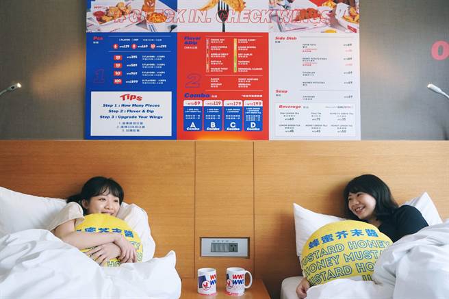 老爷会馆台北林森与顶呱呱新潮牌「WINGS WORKSHOP! 鸡翅食研所」合作主题房。（老爷会馆台北林森提供）