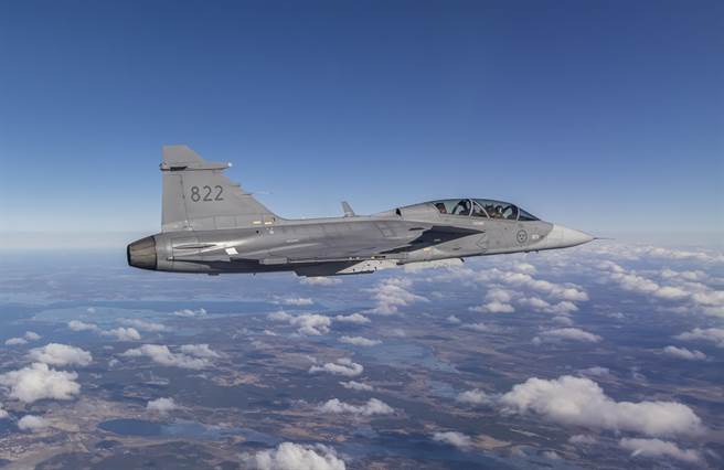 JAS-39机身后部的白色方块，就是3D列印的舱门。(图/SAAB)