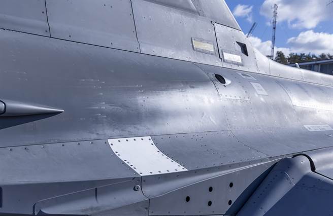 白色的3D列印舱门，是以旧舱门扫瞄，然后制作的。(图/SAAB)