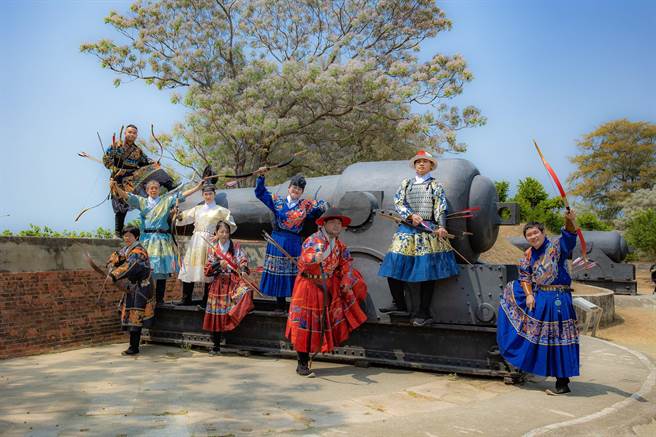 清明连假4月2日至5日在于国定古蹟「二鲲鯓炮台」亿载金城，举办「金城射柳‧传统射箭」文化体验活动。（台南市文化局提供／曹婷婷台南传真）