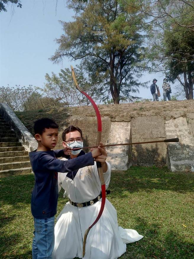 清明连假4月2日至5日在于国定古蹟「二鲲鯓炮台」亿载金城，举办「金城射柳‧传统射箭」文化体验活动。（台南市文化局提供／曹婷婷台南传真）