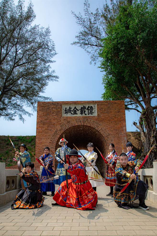 清明连假4月2日至5日在于国定古蹟「二鲲鯓炮台」亿载金城，举办「金城射柳‧传统射箭」文化体验活动。（台南市文化局提供／曹婷婷台南传真）