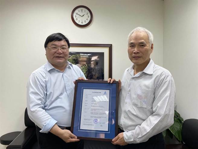 EMU900型取得安全营运证明。(台铁提供／简立欣台北传真)