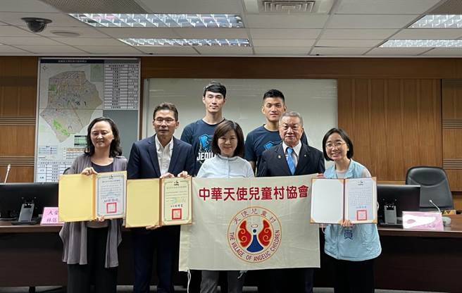 中华天使儿童村理事长张文薇（前排右四）捐赠台北市国小营养午餐，九太科技队球星余纯安（后排左）、于焕亚（后排右）一同出席。(九太科技提供）