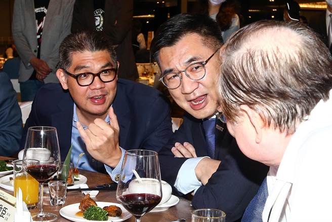 國民黨智庫副董事長連勝文（左）30日出席「110年全國地方議會議長、副議長第一次聯誼座談會」晚宴，席間巧遇國民黨主席江啟臣（右），兩人並肩而坐，在李乾龍也在旁撮合下，三人似相談甚歡。（鄧博仁攝）