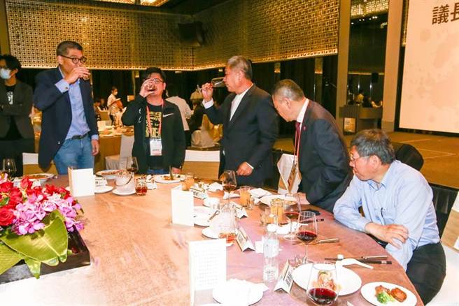 日前連勝文（左1）諷柯文哲年紀已不小，30日出席「110年全國地方議會議長、副議長第一次聯誼座談會」晚宴，席間巧遇台北市長柯文哲（右1），兩人互動相當的冷落。（鄧博仁攝）