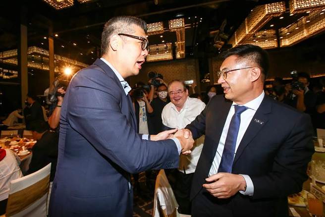 國民黨智庫副董事長連勝文（左）30日出席「110年全國地方議會議長、副議長第一次聯誼座談會」晚宴，席間巧遇國民黨主席江啟臣（右），兩人握手致意。（鄧博仁攝）