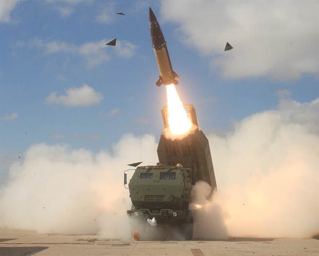 智库学者指出，除非情势恶化，否则第一岛链上的国家不太可能同意美陆军部署远程武器。图为美军试射「陆军战术飞弹系统」（ATACMS）。（图／DVIDS）