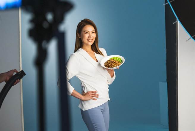 连静雯拍摄麵食宣传照。（楠轩工作室提供）