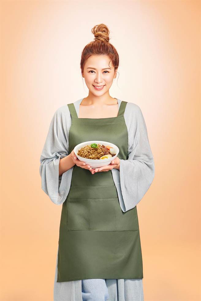 连静雯为自家麵食代言。（楠轩工作室提供）