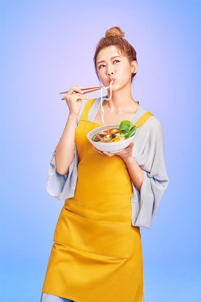 连静雯为自家麵食代言。（楠轩工作室提供）