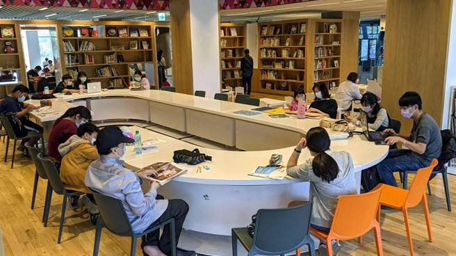 去年8月重新啟用的縣立圖書館總館，推動「甲地借、乙地還」的跨館通閱通還服務，帶動全縣整體閱讀力成長。（潘建志攝）