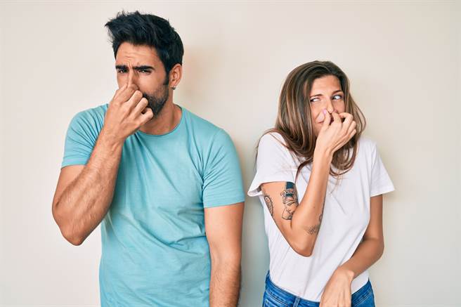 家医科医师陈欣湄指出，身体飘怪味有时恐是体内器官出问题。曾经有位年轻弟弟挂急诊狂喊肚子痛，医师却在他身上闻到一股「腐烂苹果味」，当机立断改测少年血糖值。(示意图/Shutterstock)