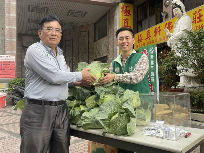 鑒於近期高麗菜豐收造成菜農血本無歸，新北市議員陳科名議員於今（30）在服務處前舉辦「捐發票 助菜農 獻暖精障朋友愛心活動」。(主辦單位提供)