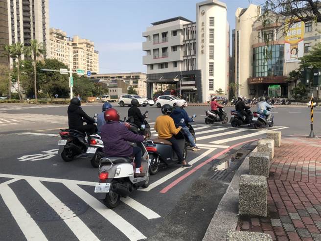 台南市政府規畫更優惠的換購或新購低汙染車輛補助方案，最高可獲3.2萬補助。（台南市環保局提供／曹婷婷台南傳真）