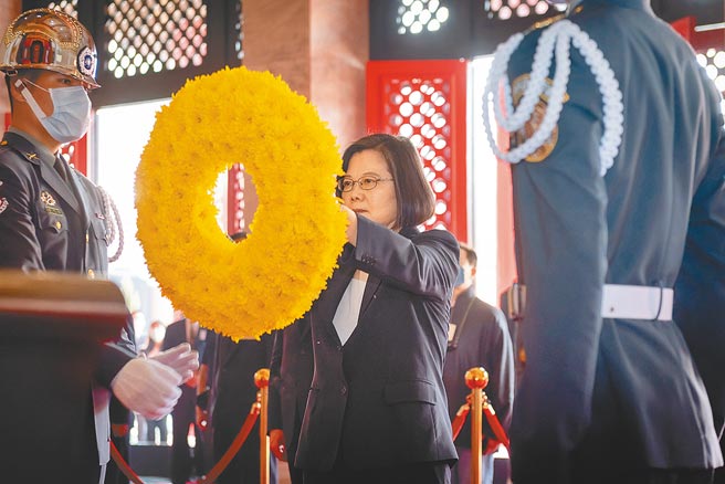 蔡英文總統29日主持「中華民國110年向先祖暨忠烈殉職人員致祭典禮」。（總統府提供）