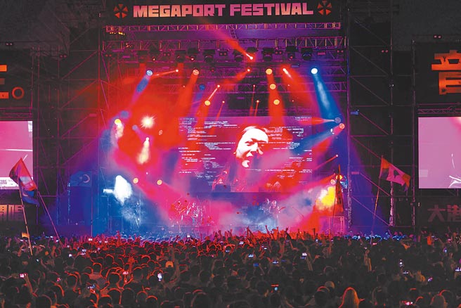 2021大港開唱27日起一連2天在高雄駁二藝術特區登場，行政院政務委員唐鳳晚間「駭」進閃靈樂團演出舞台大螢幕，以另類方式合體。（中央社）