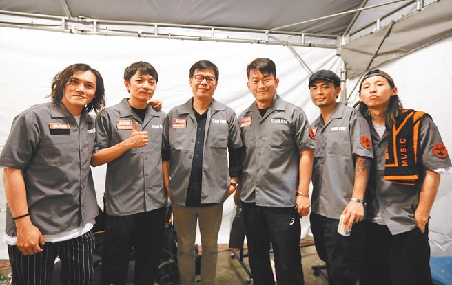 高雄市長陳其邁29日在臉書PO出他到「大港開唱」現場，探班滅火器樂團的照片。（高市新聞局提供／林宏聰高雄傳真）