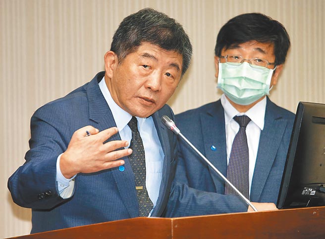 衛福部長陳時中（左）與疾管署長周志浩（右）29日至立法院衛環委員會備詢，表示採購疫苗「有各種不同壓力」。（陳君瑋攝）