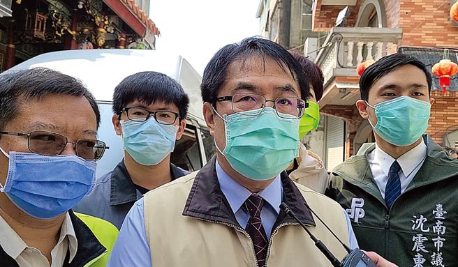 台南漁會理事長選舉，農業局挨批越權。圖為台南市長黃偉哲（中）。（本報資料照片）