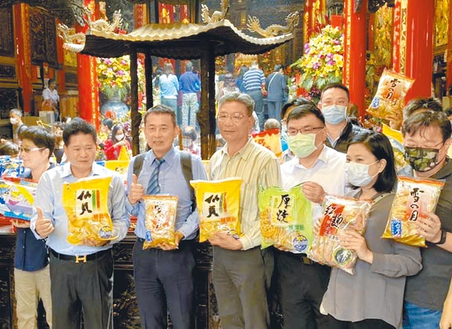 旺旺集团旗下宜兰食品的眾多产品，29日在镇澜宫举行过火仪式，有妈祖加持让信眾吃得安心。（陈淑娥摄）