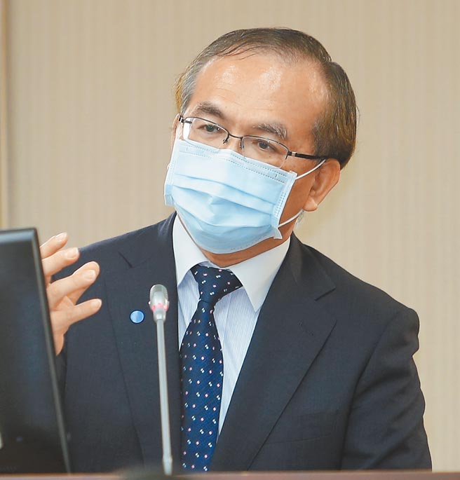 交通部次长陈彦伯29日在立法院就「提升用路人车安全：就全国道路易肇事路段（含台61线西滨快速道路）全面评估肇事类型，并就提升用路安全及如何降低全国交通事故肇事率」进行专题报告。（季志翔摄）