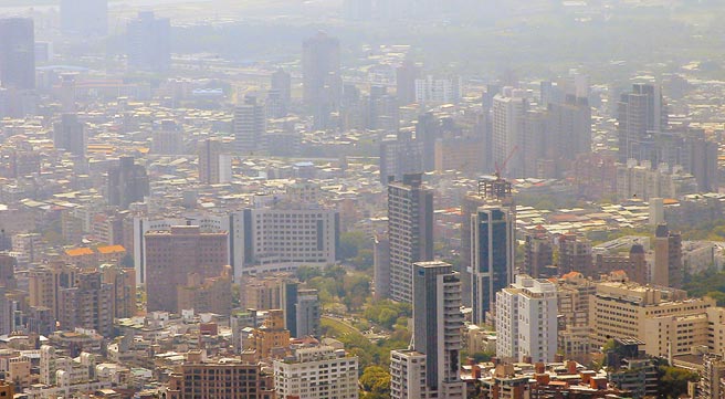 行政院版房地合一2.0版修正草案，日前已送交立法院审议，力拚本会期完成修法，为抑制短期炒作房价行为，将适用重税的「短期交易」案件认定期间拉长，未来持有2年内就出售房地将重课45%，持有2年以上、未满5年出售则课35%，并将预售屋及特定股权交易纳入适用，图为北市大楼林立。（赵双杰摄）