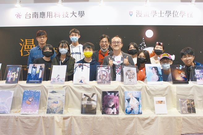 现场展示的学生作品类型包含插画集及漫画集，取材各有特色，有人以对登山的恐惧延伸出一则故事，有人则大胆创作18禁题材，充分展现学生大胆奔腾的创意。（王宝儿摄）