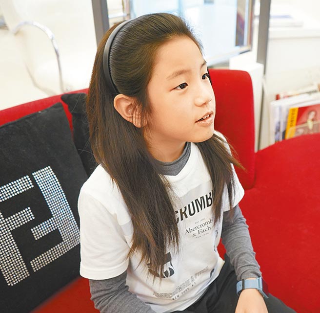 台北市西松国小田径队小选手敏睿忍受蓄髮不便练跑，只为捐髮助癌友。（台湾癌症基金会提供／林志成台北传真）