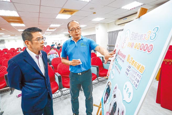 為推動政府社會住宅包租代管，宜蘭市長江聰淵（左）昨邀請里長舉辦說明會，由宜蘭縣租賃住宅服務商業同業公會理事長簡龍裕（右）說明包租代管的好處。（李忠一攝）