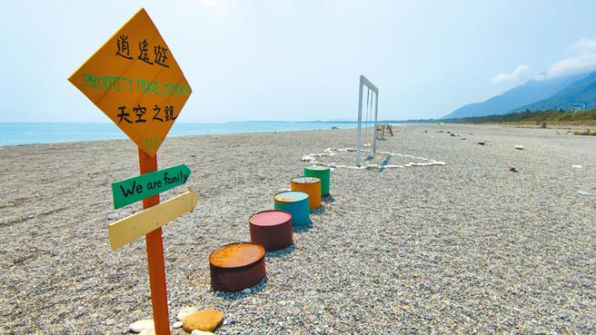 花莲新城乡三栈溪出海口摆放沙滩业者的大量营业设备，引起不少民眾反弹，要求花莲县府管理；县府表示，此处摆设无违法，不过仍会劝导业者定期整理。（民眾提供／罗亦晽花莲传真）