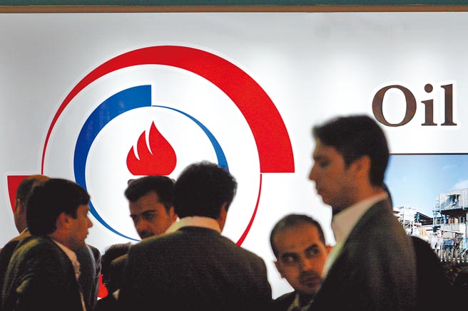 中国和伊朗日前签订25年合作协议，强调两国石油结算及贸易将使用人民币及数位人民币，避开美元结算。图为2009年伊朗举办第14届国际石油展。（新华社）